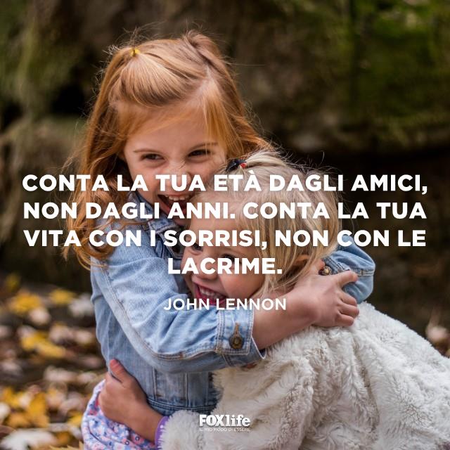 Frase Lennon Bambine si abbracciano sorridenti