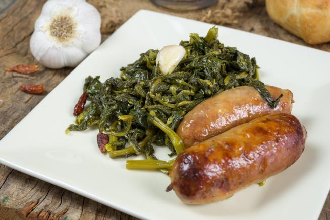 Salsiccia e friarielli: la ricetta originale Piatto quadrato in ceramica con all'interno salsiccia, friarielli, aglio e peperoncino