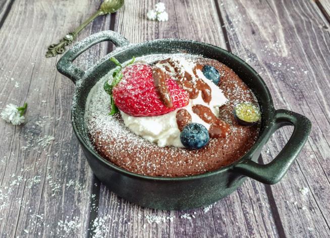 Mug cake fragole Dolcetto nella ciotola con frutta fresca