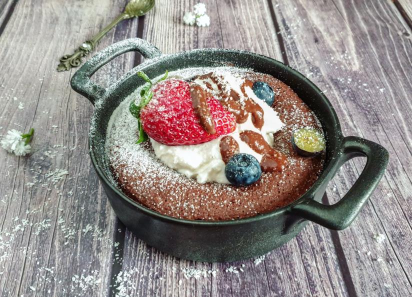 Mug cake fragole Dolcetto nella ciotola con frutta fresca