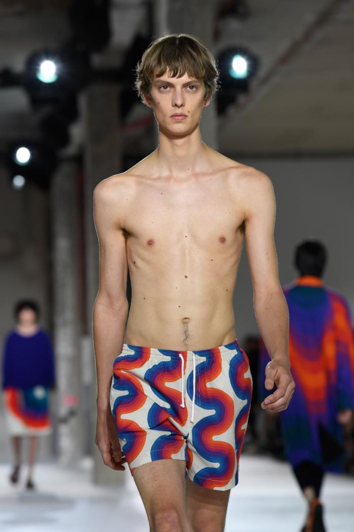 Dries van Hoten SS19 Costume di Dries van Hoten dalla collezione SS19