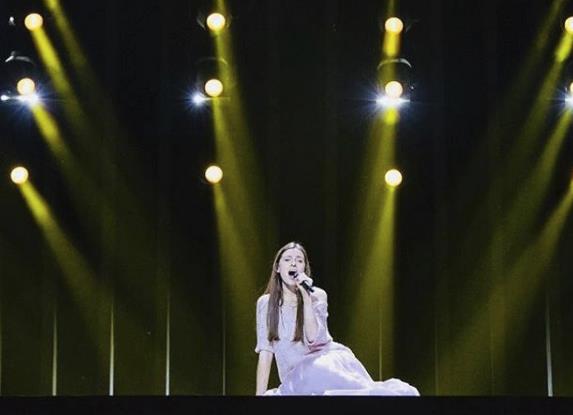 Ieva Zasimauskaitė all'Eurovision con When We're Old Ieva Zasimauskaitė durante la sua performance