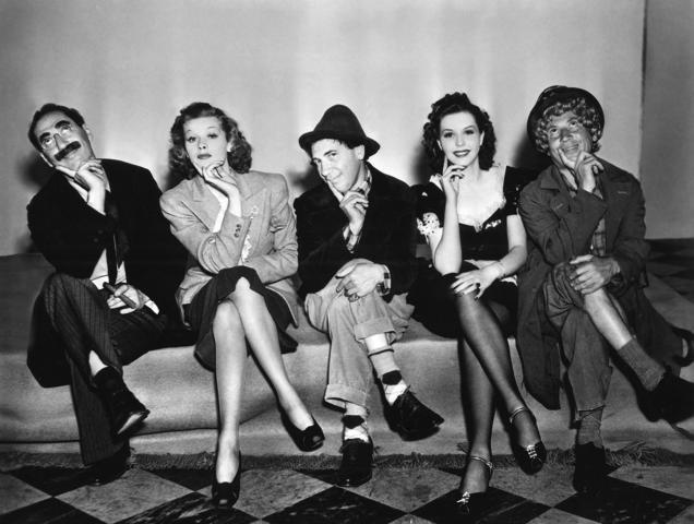 Lucille Ball con i fratelli Marx Lucille Ball recita con i fratelli Marx in Servizio in camera (1938)