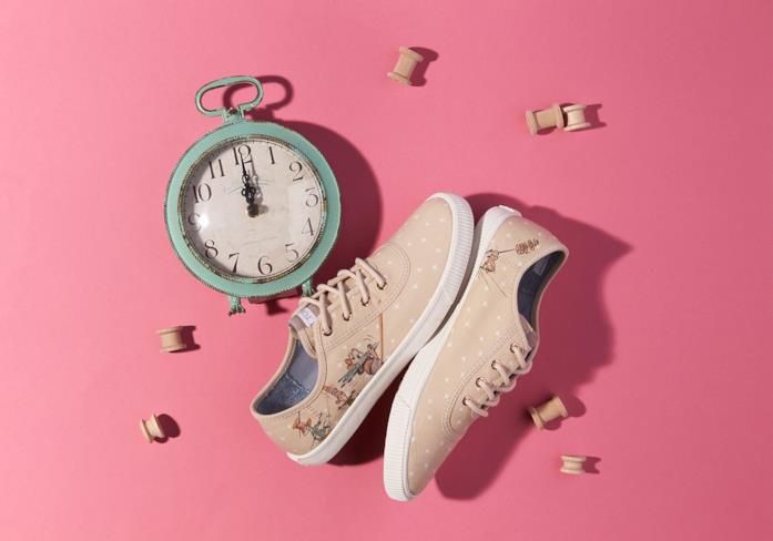 Disney lancia una capsule di scarpe con TOMS ispirata a Cenerentola Le sneakers stringate Disney x TOMS Cinderella