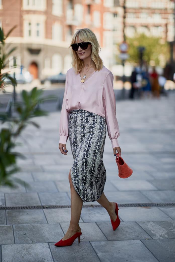 Camicia in satin rosa antico Fashionista indossa camicia in satin rosa antico con gonna fantasia e scarpe rosse