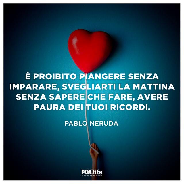 Citazione Neruda Mano che tiene un palloncino a cuore