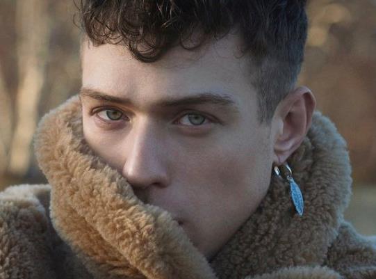 Irama al Festival di Sanremo con La ragazza con il cuore di latta Cover dell'album Giovani di Irama
