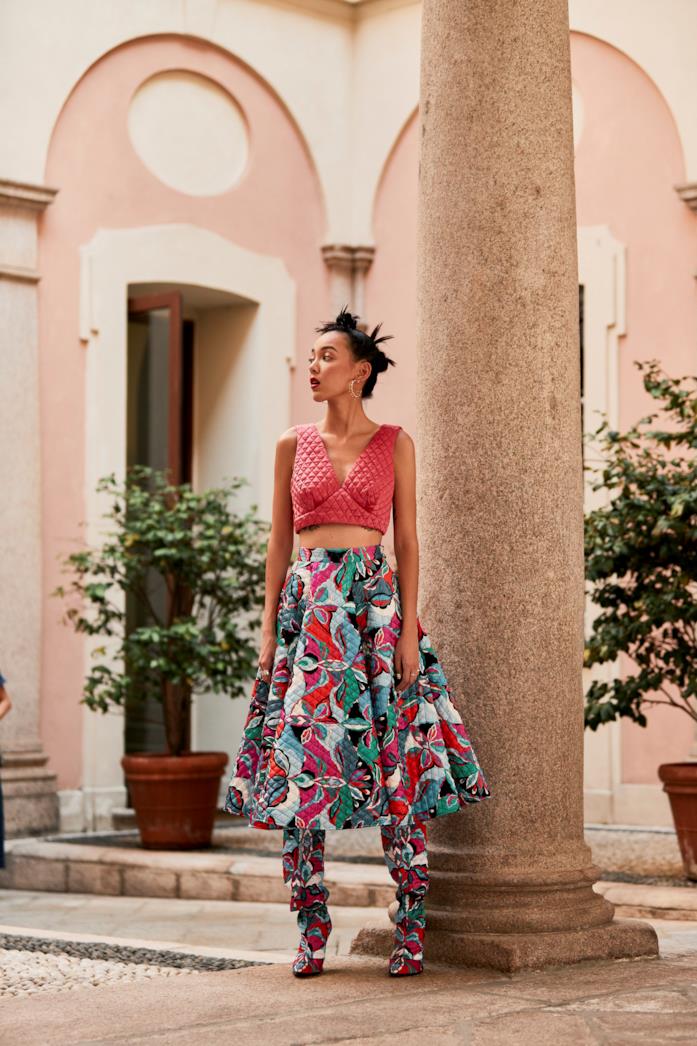 Street Style Milano FW 2019 Milano FW 2019, outfit composto da top e gonna midi stampa tropicale con stivali coordinati