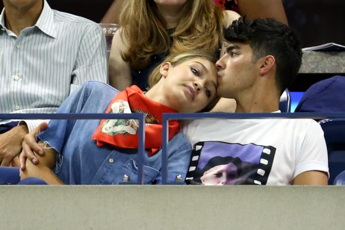 Gigi Hadid e Joe Jonas Gigi Hadid e Joe Jonas insieme sugli spalti