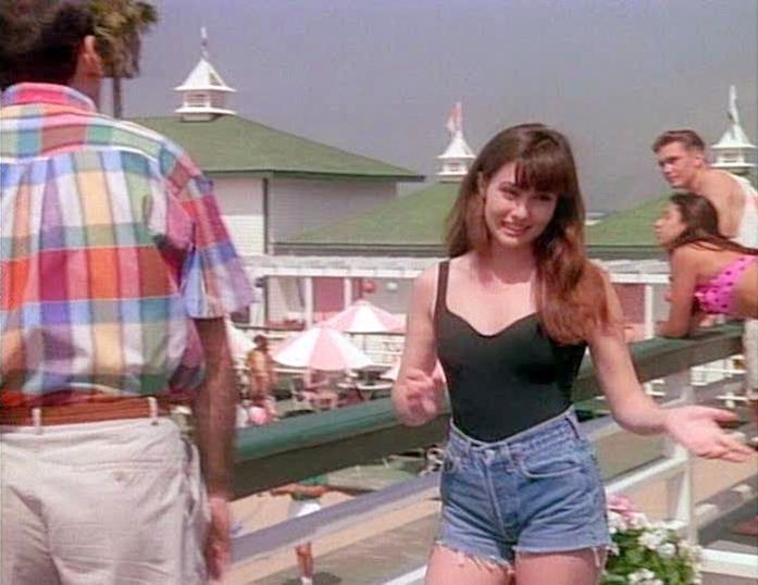 Short in denim a vita alta Brenda che indossa un paio di short a vita alta