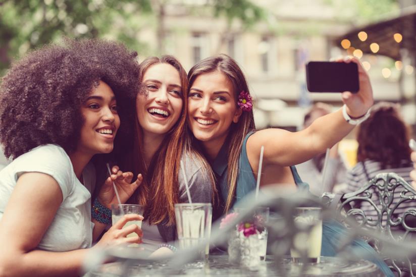 Una nuova funzione per condividere le foto su Whatsapp Tre amiche si scattano un selfie dal cellulare