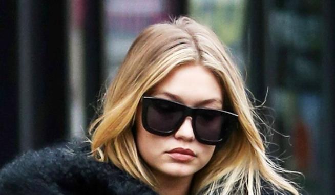 Gigi Hadid ha firmato una capsule di occhiali da sole Gigi Hadid in primo piano