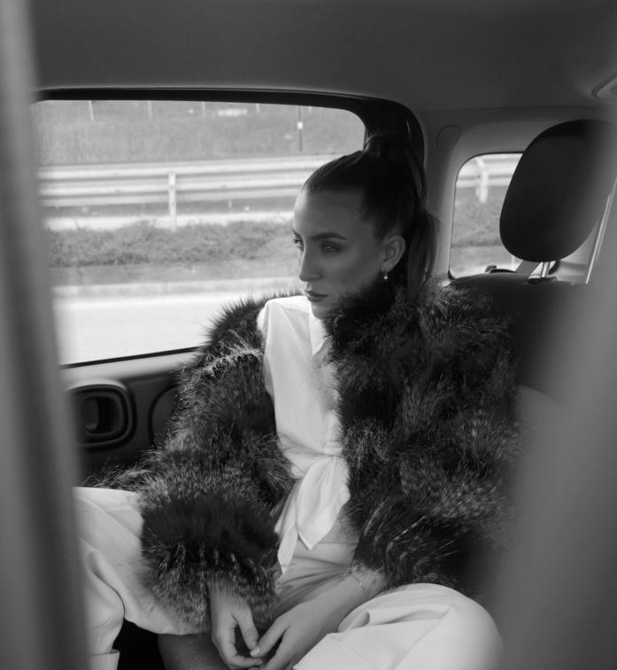 Silvia Caroline Silvia Caroline in un outfit classy con cappotto e piume