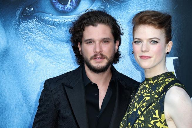 Kit e la proposta di matrimonio a Rose Kit e Rose abbracciati alla premiere di GOT