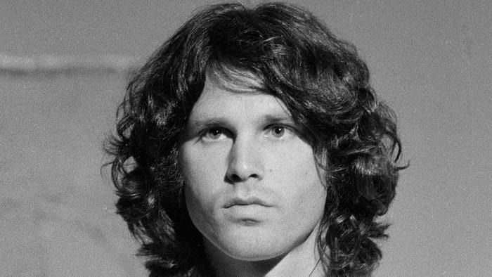 Jim Morrison, affascinante leader dei Doors, morto a 27 anni Jim Morrison, il cantante dei Doors fa parte del 27 Club