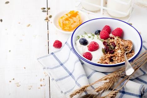 Muesli con yogurt, miele e frutti di bosco Yogurt, muesli e frutti di bosco freschi