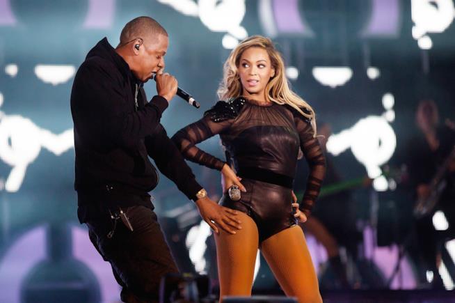 Beyoncé e Jay Z insieme sul palco per il Chime For Change Concert Jay Z e Beyoncé sul palco del Twickenham Stadium a Londra