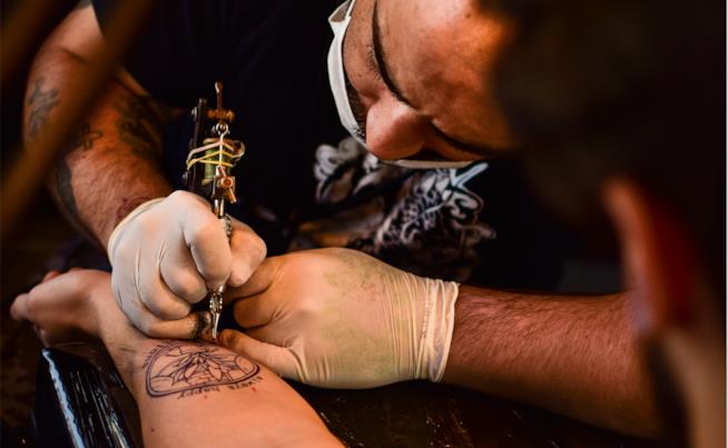I tatuatori su Instagram Tatuatore al lavoro