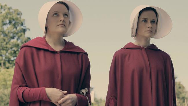 Tutto ciò che c'è da sapere sulla seconda stagione di The Handmaid's Tale Difred e Diglen vestite da Ancelle