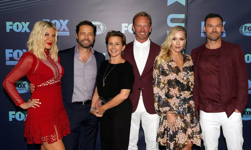 Le ragazze di Beverly Hills 90210 posano in una foto stile anni '90 Il cast di Beverly Hills 90210