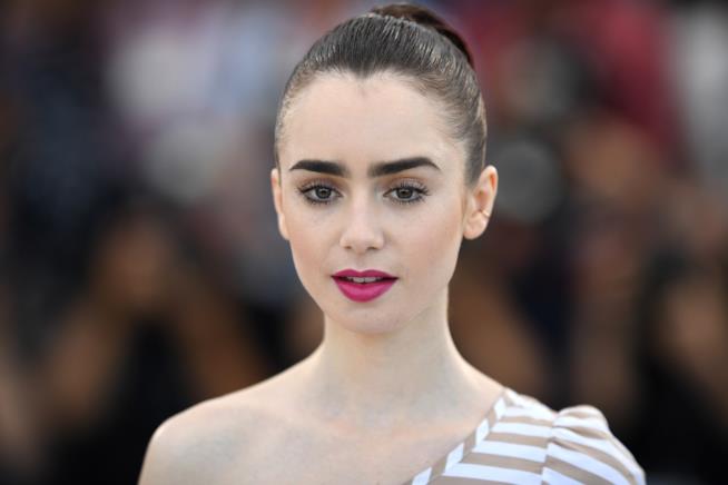 Lily Collins diventa pelle e ossa per un film: le fanno i complimenti Lily Collins in primo piano
