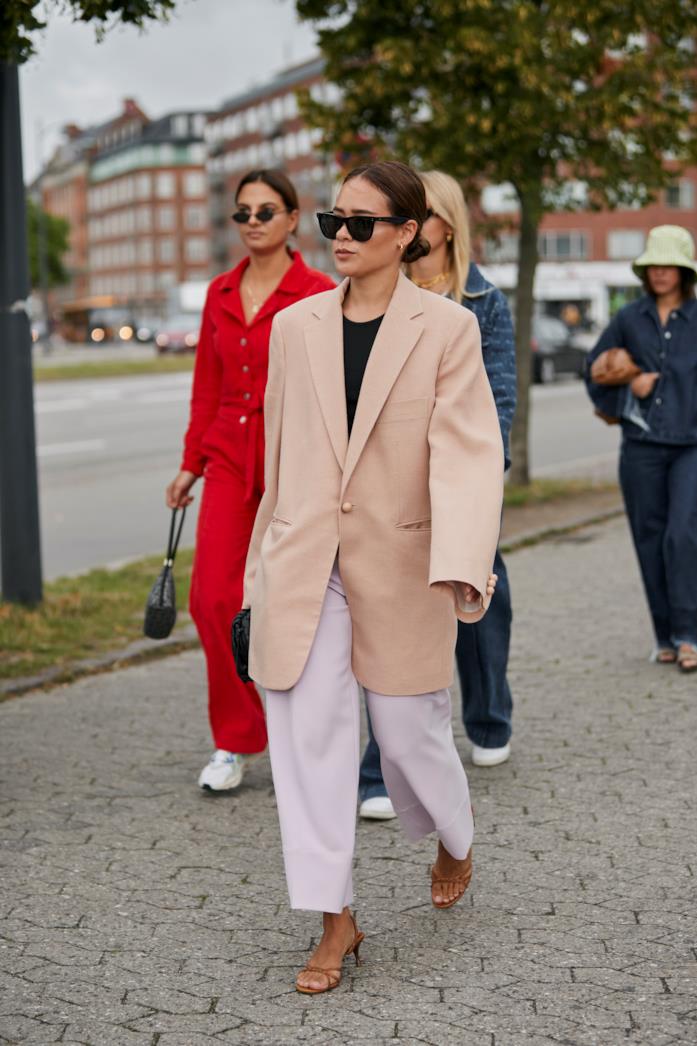 Blazer oversize indossato con pantaloni a gamba larga e sandali minimal Blazer oversize abbinato a pantaloni a gamba larga e sandali minimal