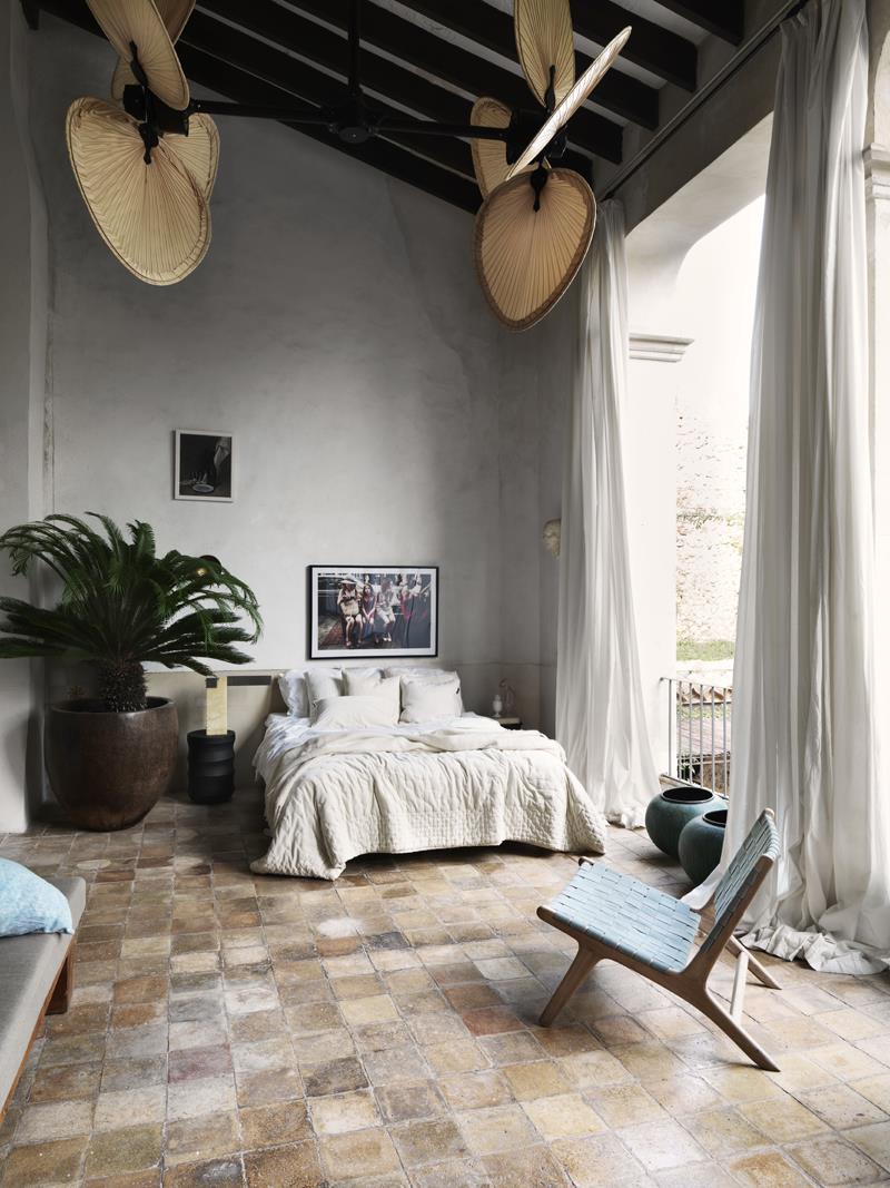 I tessili in colori neutri e materiali naturali sono perfetti per una casa in stile jungle Camera da letto in stile jungle con lenzuola, coperte e tende in materiali naturali e colori neutri