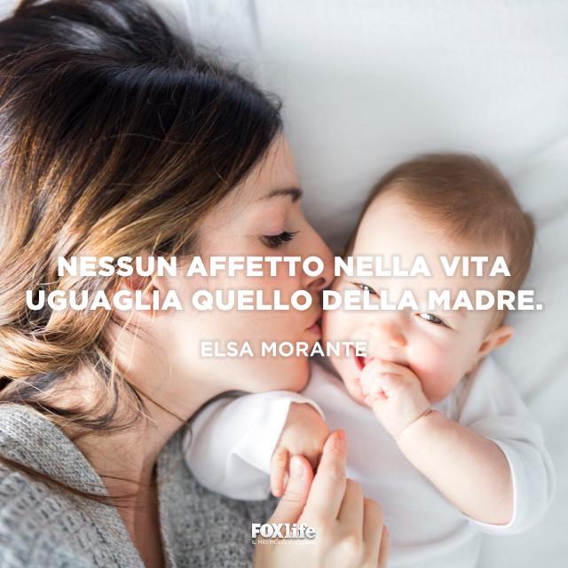Citazione Morante Mamma dà un bacio al figlio neonato