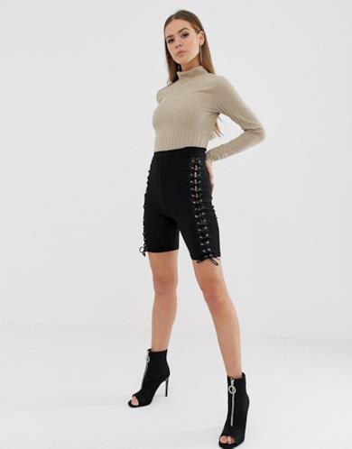 Pantaloncini con lacci