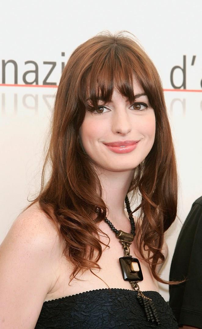 Frangia su capelli lunghi Haristyle lungo e mosso con frangia