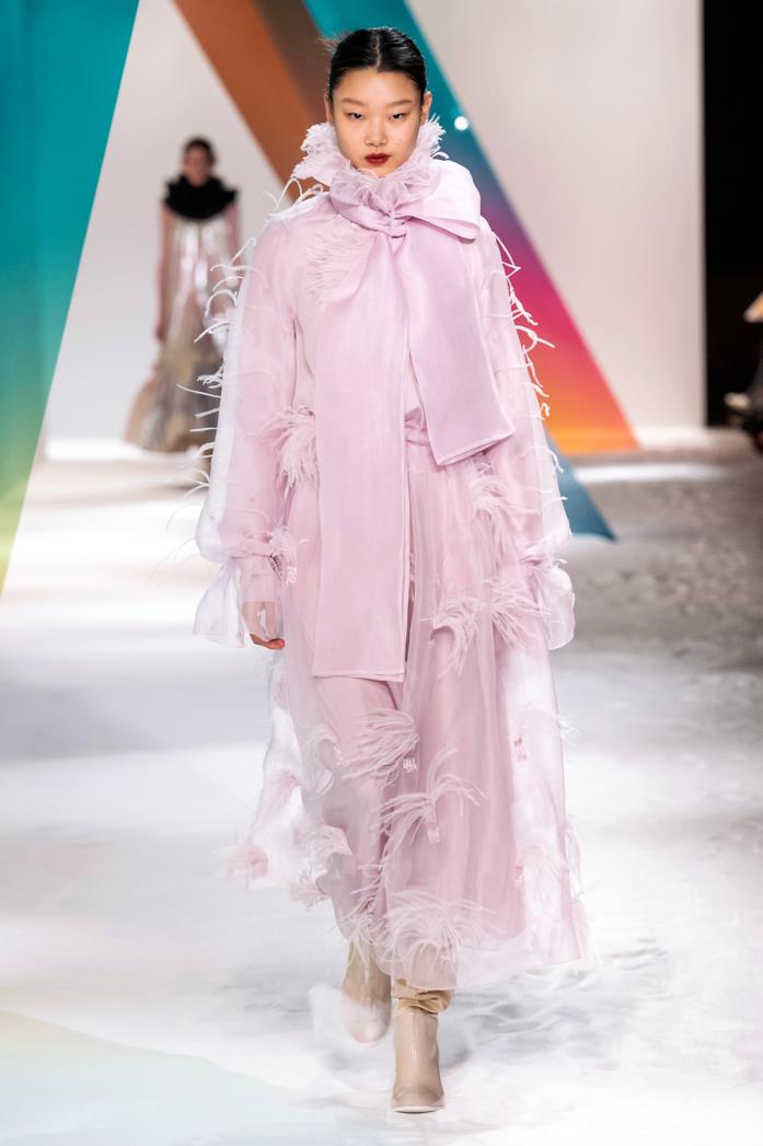 Total look rosa arricchito da piume di Roksanda Total look rosa arricchito da piume firmato Roksanda
