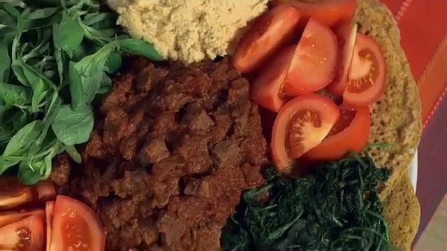 Zighinì con carne di manzo e pane injera Zighinì