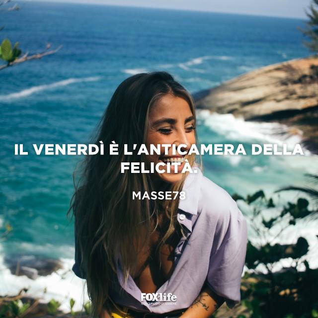 Il venerdì anticamera felicità Ragazza ride allegra