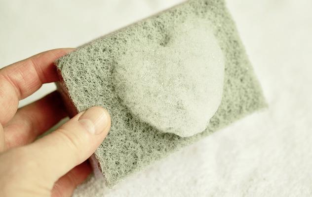 Pulire il microonde con una spugna Spugna