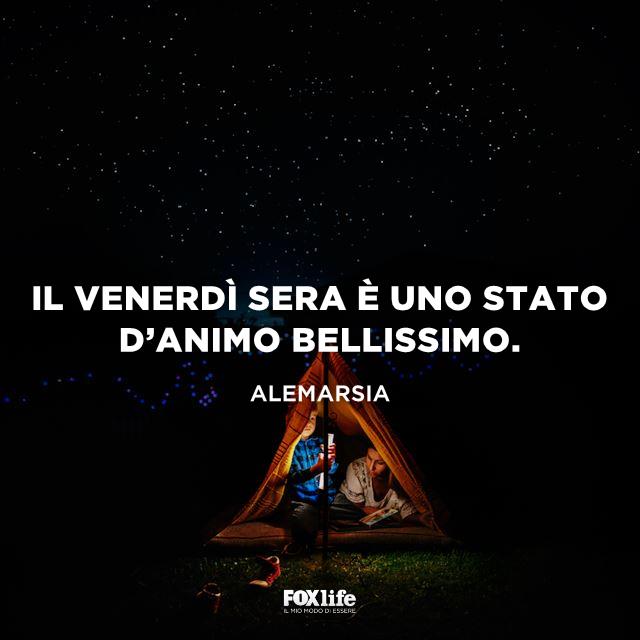 Stato d'animo venerdì sera Bambino in una tenda da campeggio con il genitore