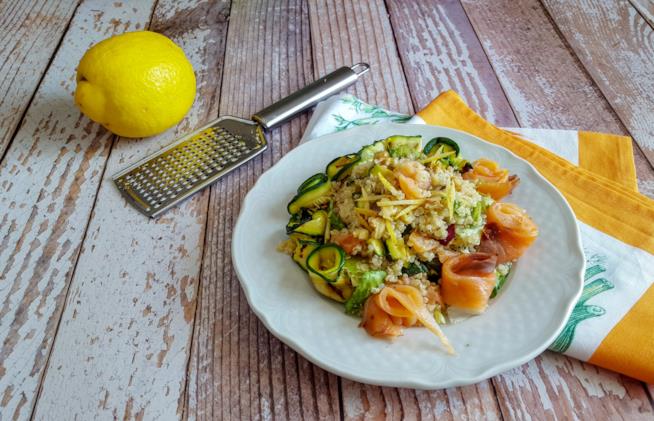 Insalata di quinoa Piatto con cereali, verdura e pesce