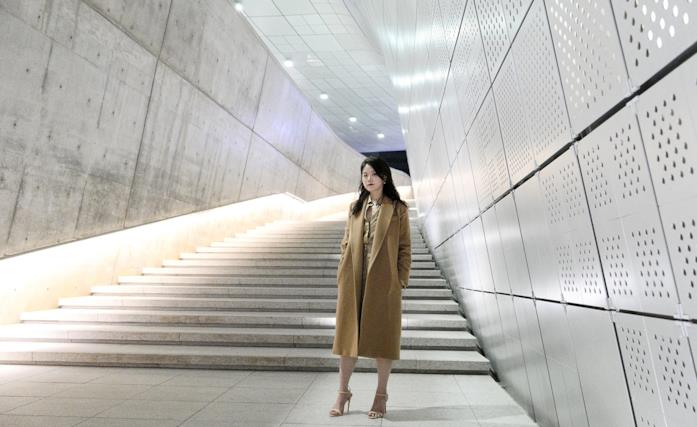 L'artista coreana Yiyun Kang per Max Mara Yiyun Kang indossa un cappotto di Max Mara