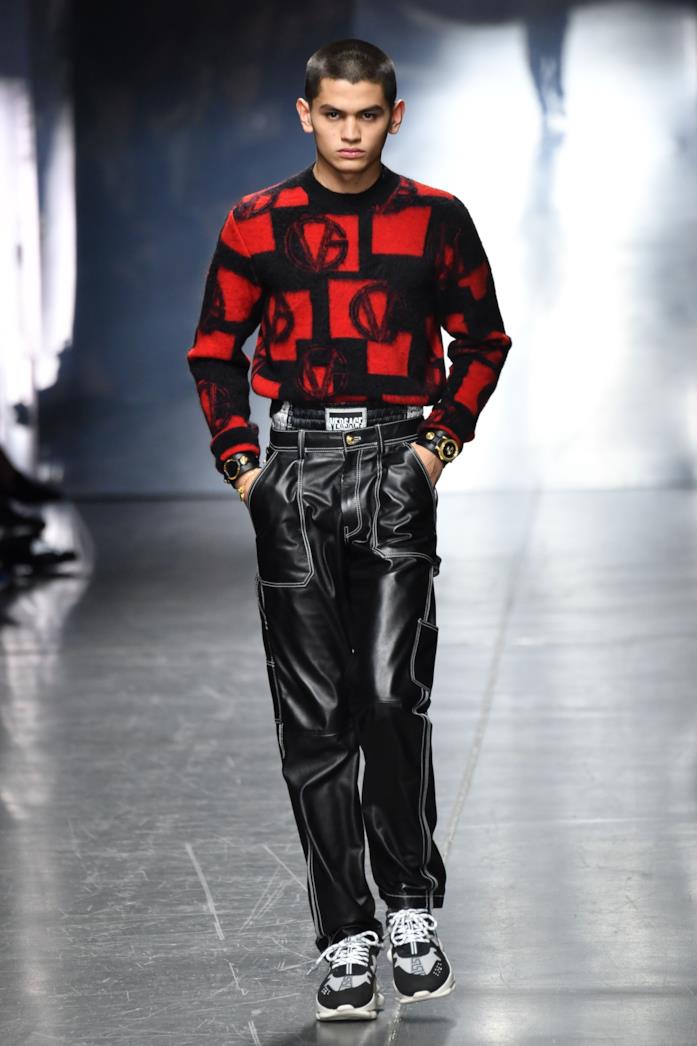 Men's Fall/Winter 2019/20 fashion shows Versace in Milan Modello che sfila al Men's Fall/Winter 2019/20 Versace fashion shows in Milan
