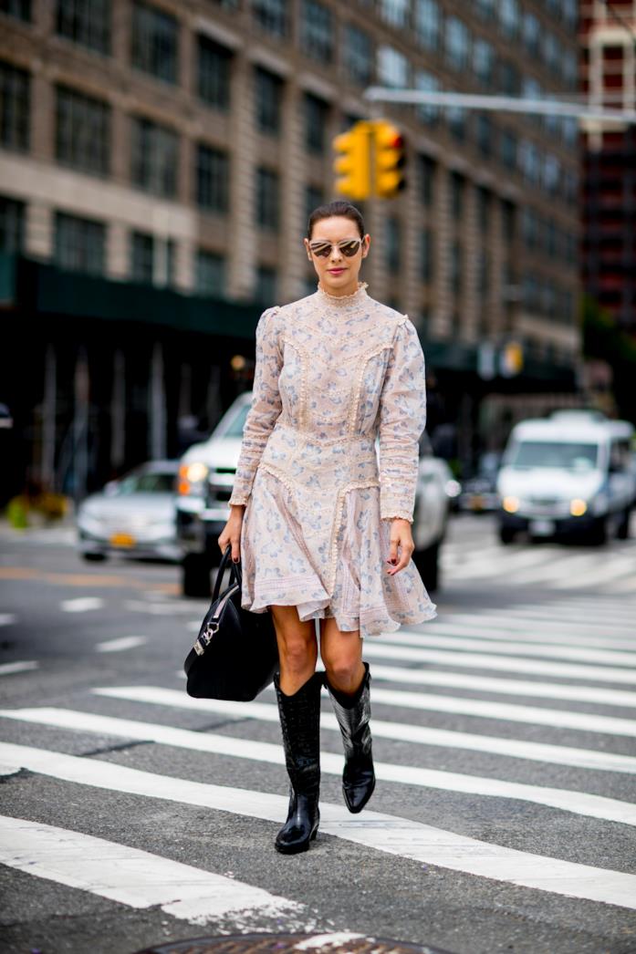 Mini dress stampato indossato con stivali Western e borsa a mano Mini dress stampato abbinato a stivali Western e borsa a mano