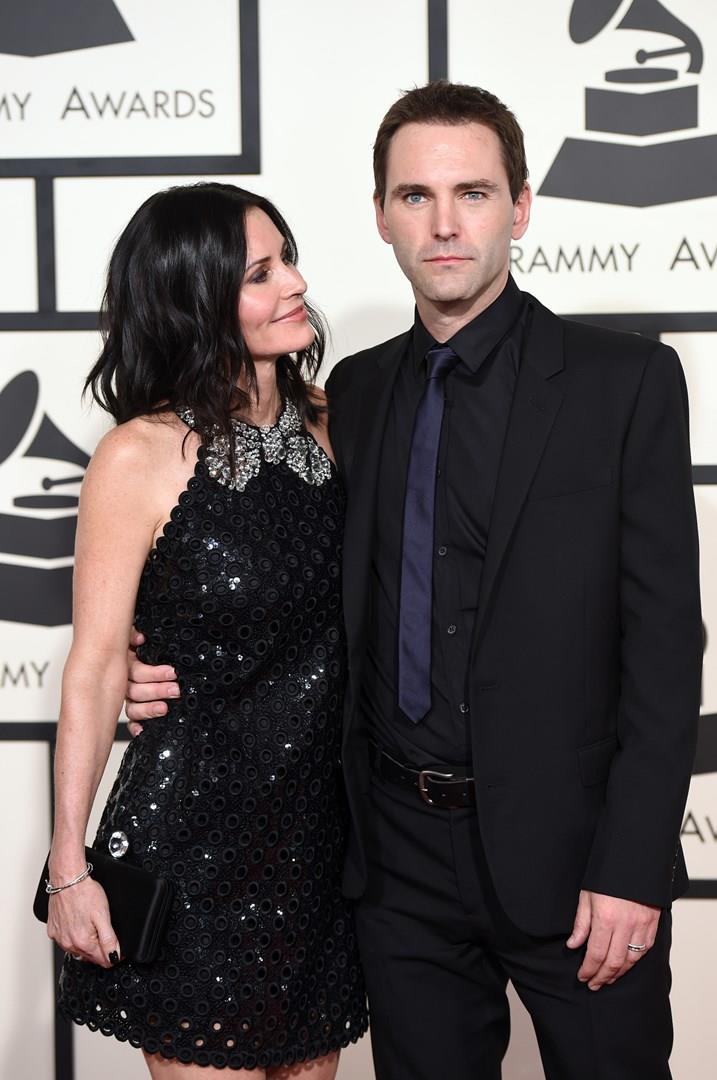 Courteney e Johnny Courteney guarda sorridente Johnny