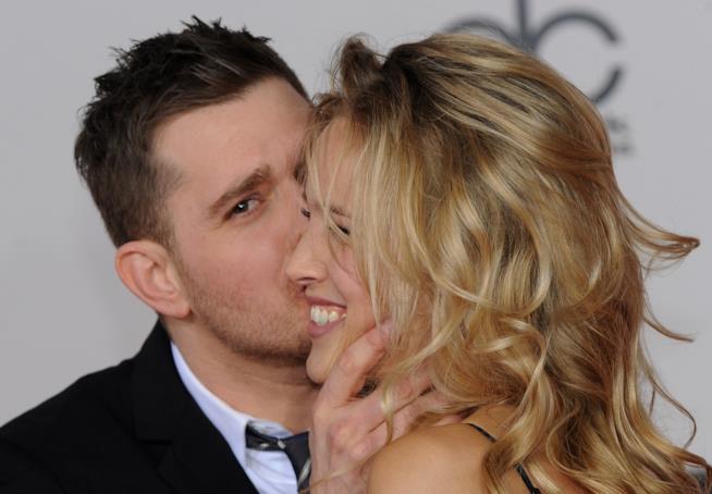 Michael Bublé bacia la moglie Luisana Michale Bublé e Luisana Lopilato