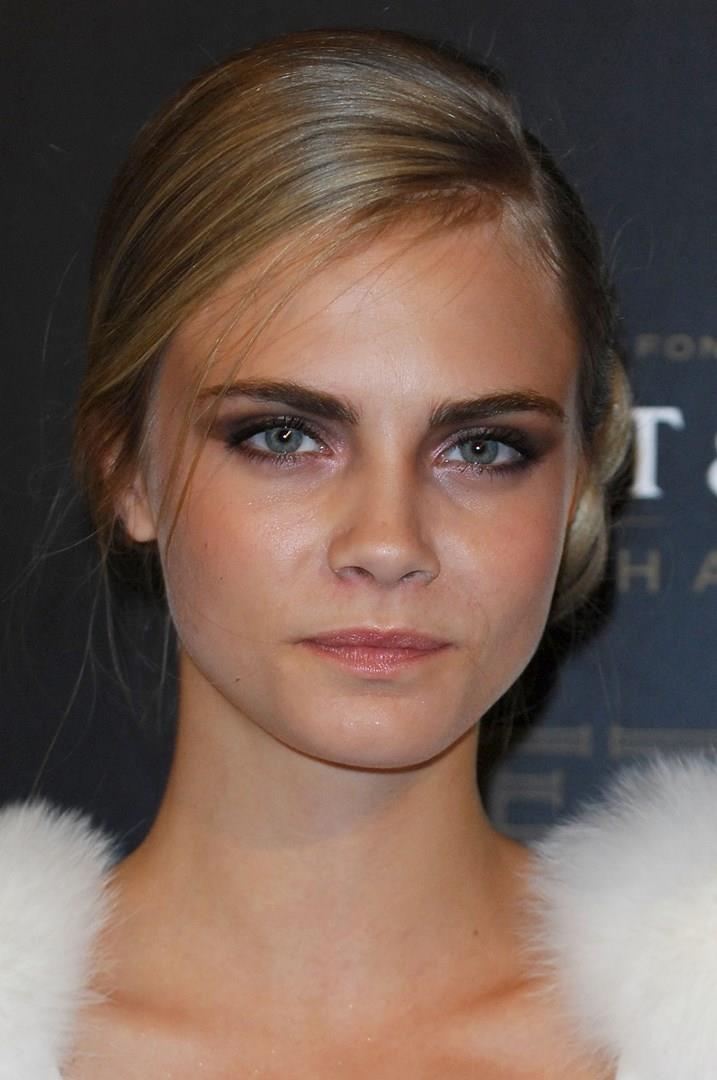 Cara Delevingne L'hairstyle raccolto di Cara Delevingne