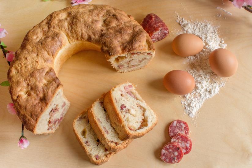 Casatiello napoletano: la ricetta Casatiello napoletano su tavolo da cucina di colore scuro