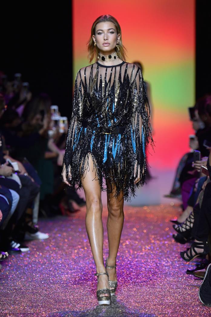 Hailey Baldwin sfila per Elie Saab Hailey Baldwin sulla passerella di Elie Saab
