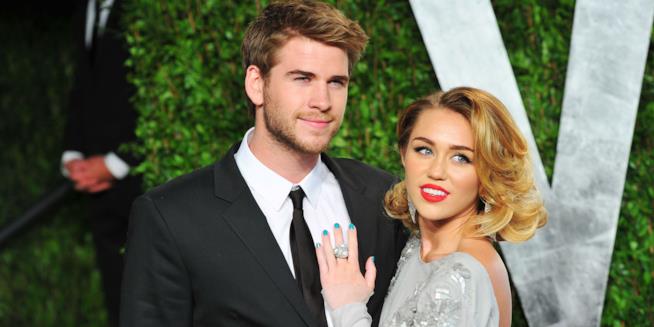 Miley Cyrus e Liam Hemsworth insieme sul red carpet Liam Hemsworth posa insieme a Miley Cyrus