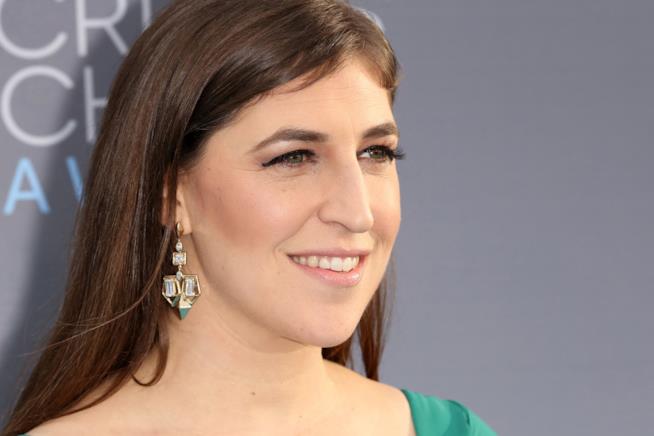 Mayim Bialik ha un problema alle corde vocali Primo piano di Mayim Bialik
