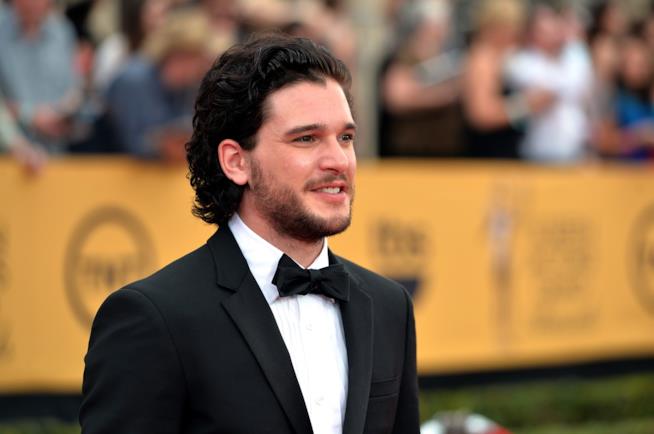 Kit Harington si mostra senza barba: i commenti di Twitter Kit Harington