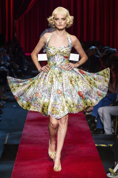 Abito a ruota di Moschino Abito a ruota di Moschino protagonista della collezione primavera/estate 2017