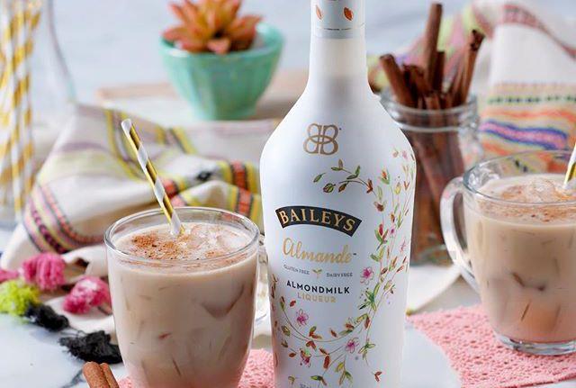 Il Baileys Almande Una bottiglia di Baileys Almande ed un bicchiere con il liquore