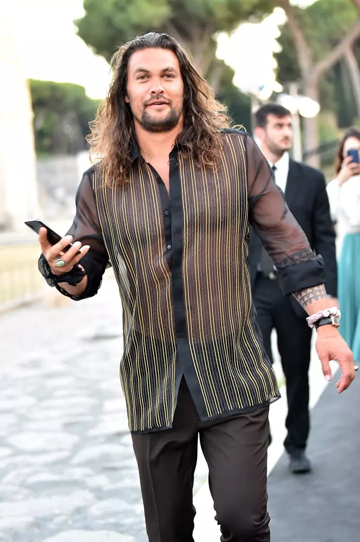 Jason Momoa con una camicia vedo non vedo a Roma Jason Momoa